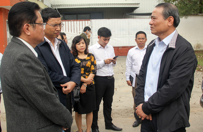 Bí thư Thành ủy Trương Quang Nghĩa (bên phải) nghe lãnh đạo Ban quản lý Ban Quản lý Khu công nghệ cao và các khu công nghiệp Đà Nẵng báo cáo về tình hình quản lý, sử dụng đất tại KCN Hòa Khánh. Ảnh: Q.KHẢI