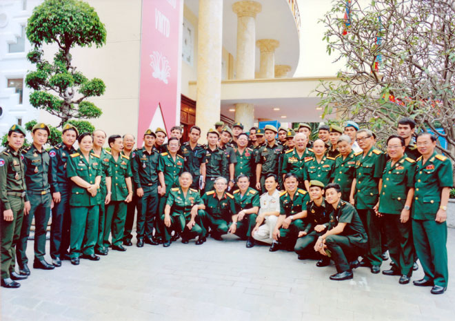 Tác giả (hàng đầu, thứ 8 bên phải sang) giao lưu cùng  lực lượng Quân đội Hoàng gia Campuchia tại Thành phố Hồ Chí Minh, tháng 12-2017.