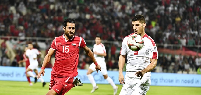 Syria (áo đỏ) không thể đánh bại Palestine, dù thi đấu hơn người. (Nguồn: AFC)