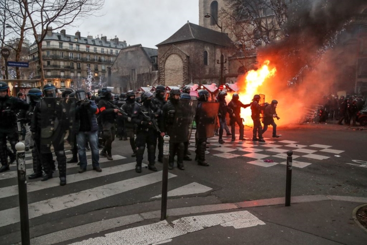 Những người biểu tình thậm chí đã đột nhập vào một tòa nhà chính phủ Pháp khiến phát ngôn viên chính phủ Benjamin Griveaux cùng với một số nhân viên khác phải rời đi bằng cửa sau, sau khi cửa trước đã bị phá hủy một phần. 