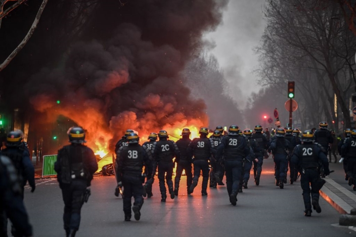 Trước việc phong trào “Áo vàng” diễn biến bạo lực trở lại, Tổng thống Emmanuel Macron đã lên tiếng chỉ trích những người biểu tình quá khích.  