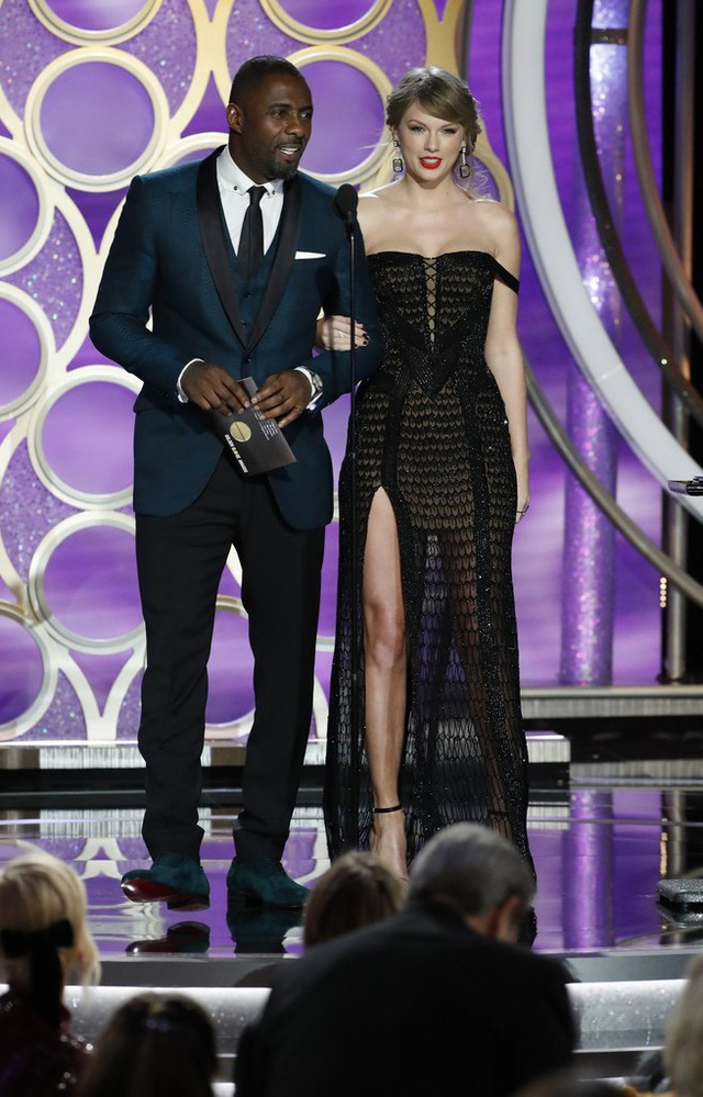 Taylor Swift (phải) bất ngờ xuất hiện trên sân khấu lễ trao giải Quả cầu vàng 2019 để công bố hạng mục Ca khúc trong phim hay nhất.