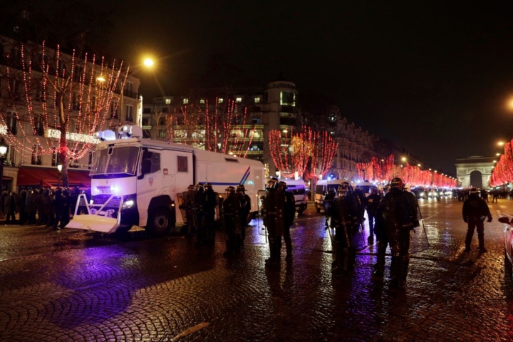 Cảnh sát chống bạo động Pháp triển khai lực lượng trên đại lộ Champs-Elysees trong cuộc xuống đường chống chính phủ của phe Áo vàng ngày 5/1. 
