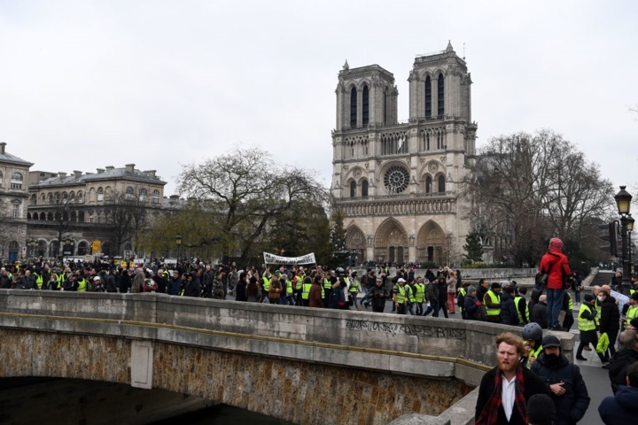   Những người biểu tình Áo vàng tập trung trước Nhà thờ Đức bà ở Paris. Phát ngôn viên chính phủ Griveaux kêu gọi người dân Pháp nên thể hiện quan điểm trong các cuộc thảo luận toàn quốc sắp tới thay vì 