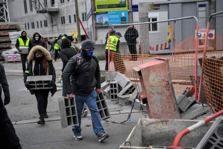 Những người biểu tình Áo vàng thu nhặt bất cứ thứ gì có thể để dựng lên những rào chắn ngăn chặn sự can thiệp của lực lượng an ninh trong cuộc biểu tình tại Nantes, Pháp. 