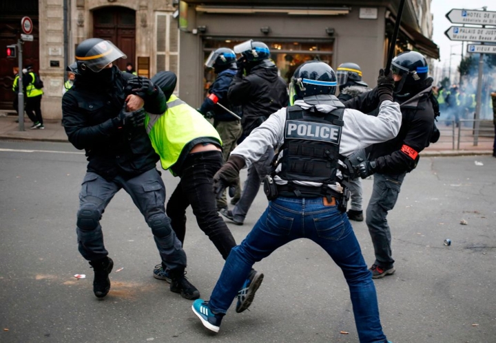 Một người biểu tình Áo vàng bị cảnh sát bắt lại ở Rouen, Pháp ngày 5/1. 