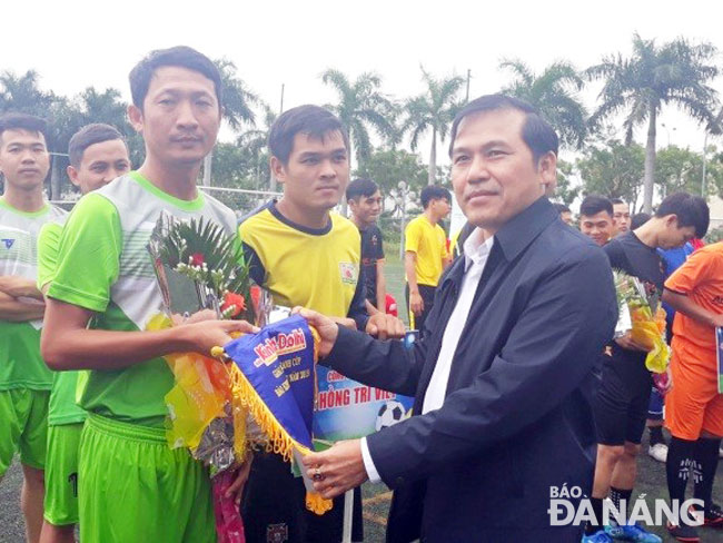 Chủ tịch Hội Nhà báo Đà Nẵng Nguyễn Đức Nam trao hoa và cờ lưu niệm cho các đội bóng.