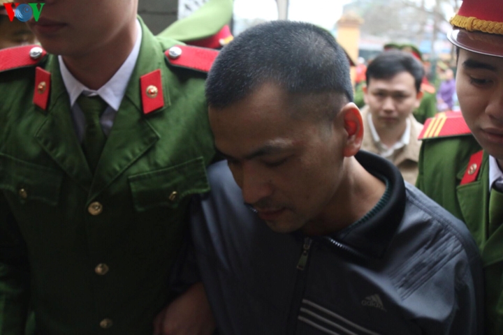 Cơ quan công an áp giải bị cáo Trần Văn Sơn (cán bộ Phòng vật tư bệnh viện đa khoa tỉnh Hòa Bình).