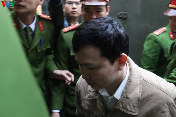 Bị cáo Trần Văn Thắng (nguyên trưởng phòng vật tư) được áp giải vào phòng xét xử.