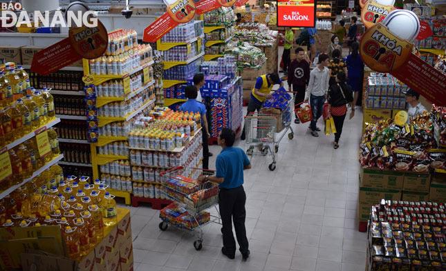 In order to offer a wide range of Tet goods to shoppers, Big C Mall representatives have to negotiate with food suppliers to ensure sufficient supplies of essential Tet goods at reasonable prices. 