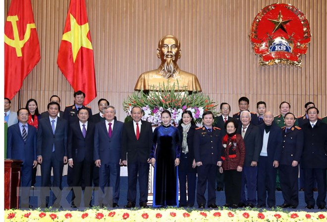 Chủ tịch Quốc hội Nguyễn Thị Kim Ngân chụp ảnh lưu niệm cùng các đại biểu. (Ảnh: Trọng Đức/TTXVN)