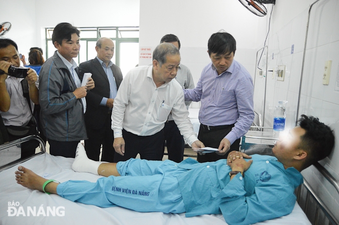 Phó Chủ tịch Thường trực UBND thành phố Đà Nẵng và Chủ tịch UBND tỉnh Thừa Thiên Huế Phan Ngọc Thọ thăm hỏi nạn nhân vụ tai nạn. Ảnh: XUÂN SƠN