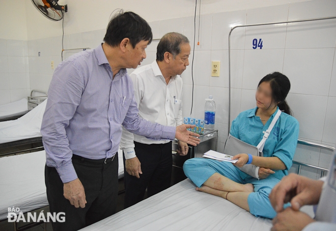Phó Chủ tịch Thường trực UBND thành phố Đặng Việt Dũng thăm hỏi bệnh nhân bị tai nạn. Ảnh: XUÂN SƠN
