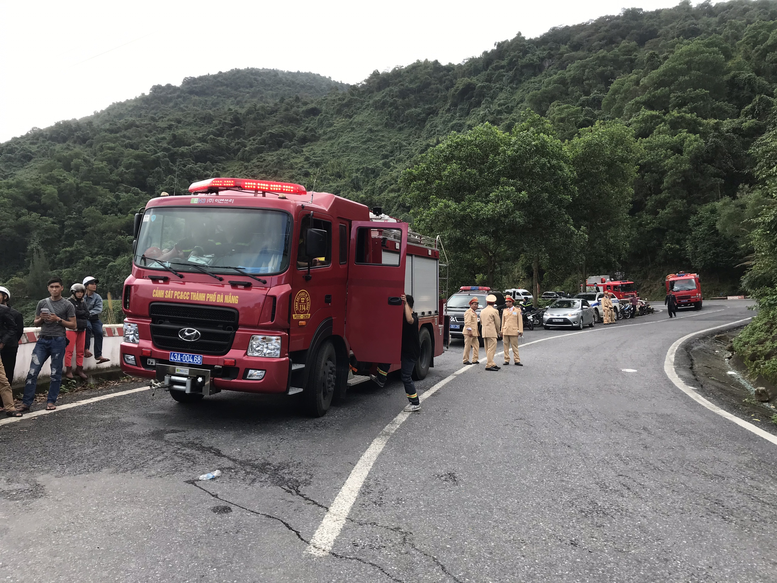 Concerned bodies arriving at the scene to respond to the deadly accident