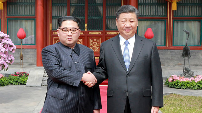 Nhà lãnh đạo CHDCND Triều Tiên Kim Jong-un (trái) thăm Bắc Kinh và gặp gỡ Chủ tịch Trung Quốc Tập Cận Bình vào năm 2018.                                   Ảnh: KCNA/Reuters