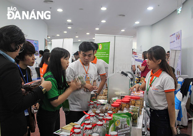 Các cuộc thi nghiên cứu khoa học dành cho sinh viên đã bắt đầu chú trọng đến tính khả thi, có thể thương mại hóa của sản phẩm. Trong ảnh: Sinh viên Đại học Đà Nẵng tham dự Hội nghị và Triển lãm khởi nghiệp quốc tế 2018 tại Đà Nẵng.
