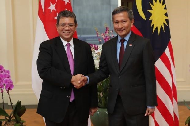 Singaporean Foreign Minister Vivian Balakrisnan (R) and his Malaysian counterpart Saifuddin Abdullah. (Source: thestar.com.my)