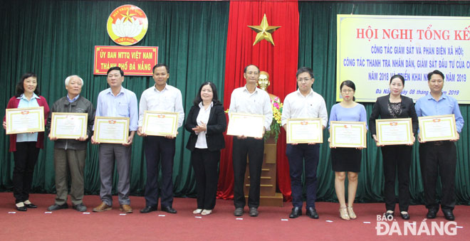 Phó Chủ tịch Ủy ban MTTQ Việt Nam thành phố Lê Thị Thái Dương tặng bằng khen cho các tập thể, cá nhân có thành tích xuất sắc. 