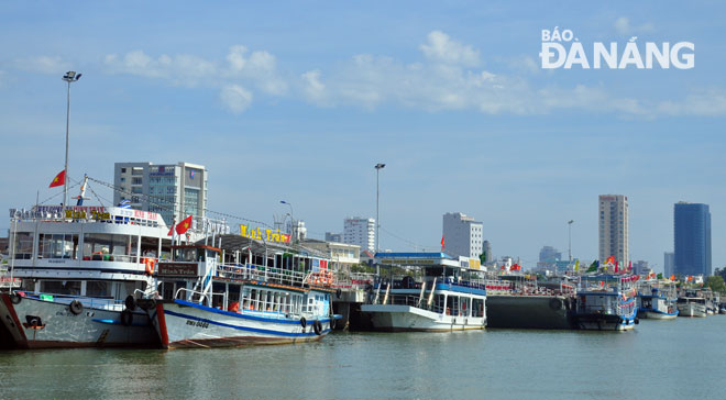 Some tourist boats on the Han River.