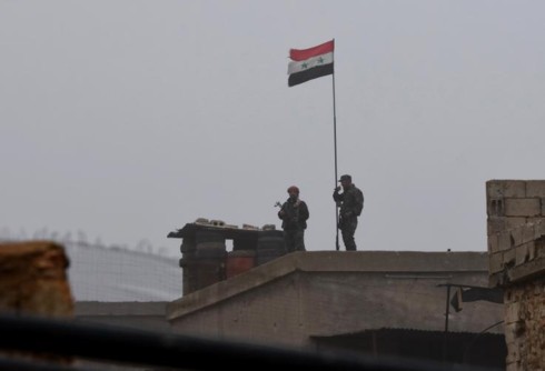 Lá cờ Syria tung bay ở một làng quê phía nam thành phố Manbij do lực lượng người Kurd kiểm soát ngày 30-12-2018. Ảnh: AFP