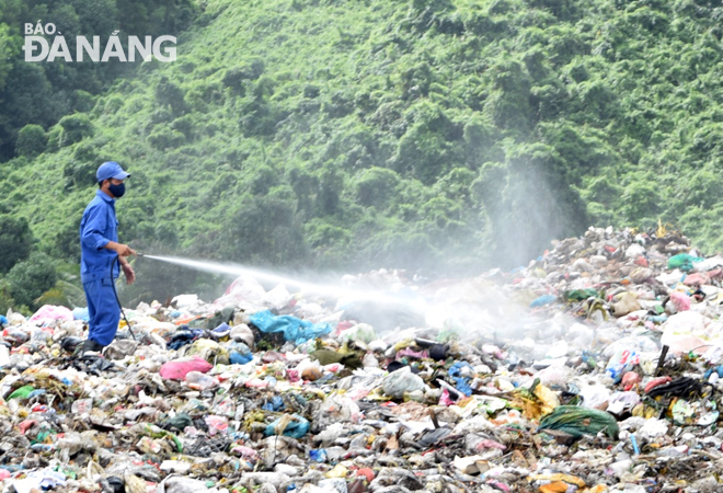 Công ty CP Môi trường đô thị Đà Nẵng tăng cường phun chế phẩm sinh học khử mùi hôi tại bãi rác Khánh Sơn