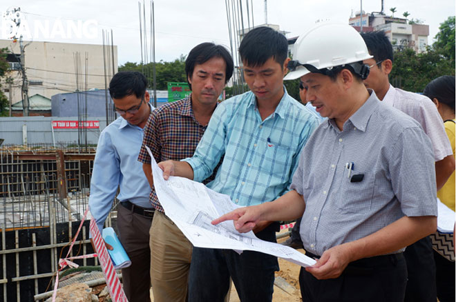 Municipal People’s Committee Vice Chairman Dang Viet Dung (1st, right) during his inspection visit to the rebuilding of the city’s Preventive Medicine Centre.