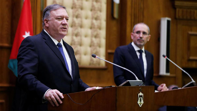 Ngoại trưởng Mỹ Mike Pompeo (trái) phát biểu trong cuộc họp báo cùng người đồng cấp Jordan Ayman Safadi. 	 Ảnh: Reuters
