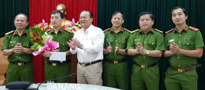 Lãnh đạo UBND quận và Công an quận Hải Châu khen thưởng Đội Cảnh sát ma túy Công an quận.