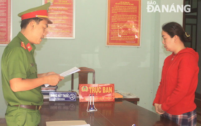 Cơ quan Cảnh sát điều tra tống đạt quyết định khởi tố, bắt tạm giam Trần Thị Như Hoa.