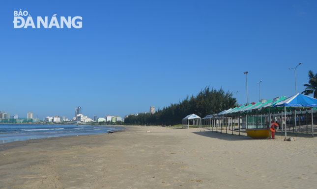 Despite their beauty, beaches stretching along the Nguyen Tat Thanh coastal route have yet to lure many tourists due to a shortage of public utilities for swimmers