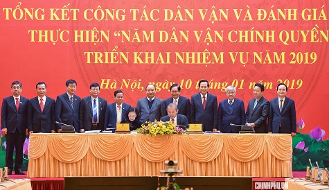 Phó Thủ tướng Trương Hòa Bình và Trưởng Ban Dân vận Trung ương Trương Thị Mai ký kết kế hoạch phối hợp thực hiện Năm dân vận chính quyền 2019 giữa Ban Cán sự Đảng Chính phủ và Ban Dân vận Trung ương - Ảnh: VGP