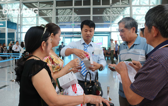 Nhiều người muốn có những trải nghiệm mới mẻ vào dịp đầu năm mới ở một đất nước khác. Trong ảnh: Hướng dẫn viên (giữa) đang hướng dẫn du khách tại sân bay trước một chuyến đi.