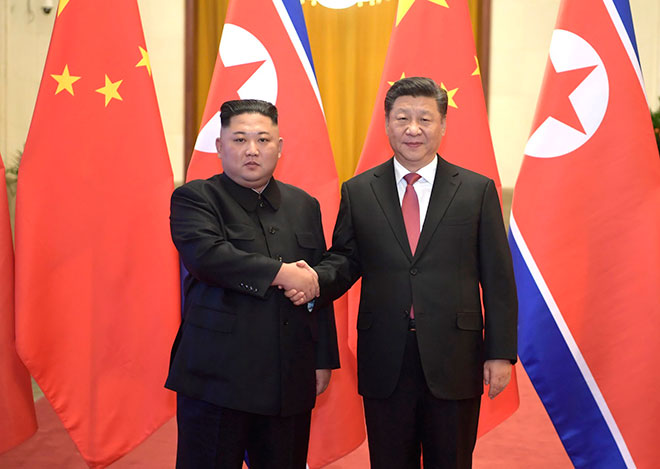 Chủ tịch Trung Quốc Tập Cận Bình (phải) trong cuộc gặp gỡ nhà lãnh đạo Triều Tiên Kim Jong-un tại Bắc Kinh ngày 8-1. Ông Tập Cận Bình đã nhận lời mời thăm Triều Tiên.  Ảnh: Tân Hoa xã