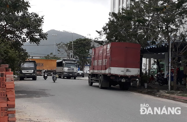 Mặc dù đường Phạm Văn Ngôn đã được cắm biển cấm xe tải từ 7,5 tấn lưu thông, thế nhưng hằng ngày xe tải hạng nặng vẫn “tung hoành” trên tuyến đường này. 