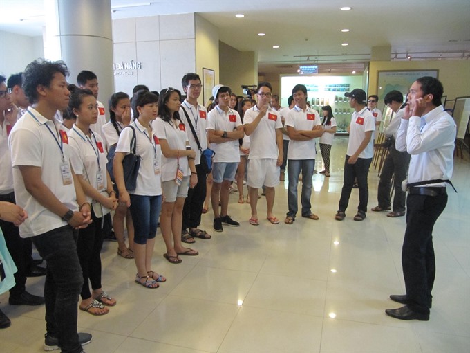 A guide introduces Đà Nẵng Museum. The museum has put into operation of the audio guide for tourists in Vietnamese, English and French. — VNS Photo Công Thành Read more at http://vietnamnews.vn/life-style/483535/central-city-museum-introduces-audio-guide.html#5M0H7l5rsZtOEQuJ.99