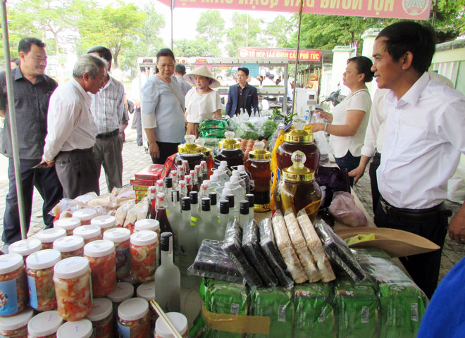 “Phiên chợ nông sản năm 2018” do Hội Nông dân thành phố tổ chức tại Trung tâm Hành chính huyện Hòa Vang góp phần giới thiệu và đưa nông sản sạch địa phương đến gần hơn với người tiêu dùng.  Ảnh: Hội Nông dân thành phố cung cấp