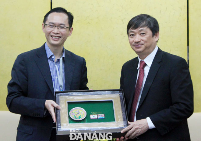 Vice Chairman Dung (right) and IA’s Executive Director Hwee