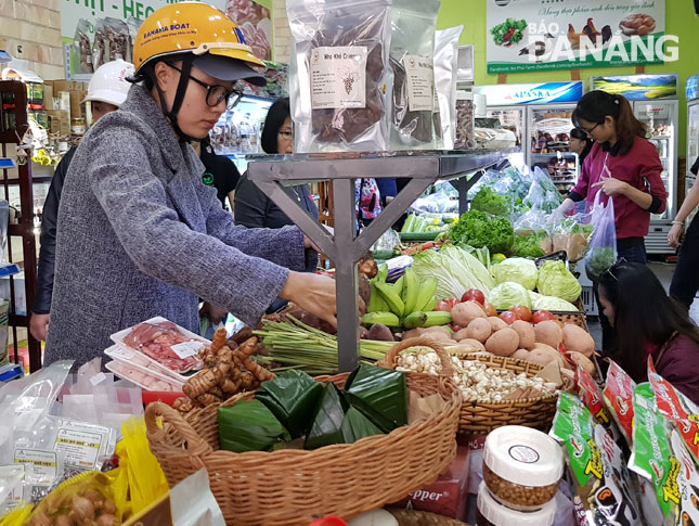 Shoppers are pictured selecting their favourite agricultural products at an An Phu Farm store 