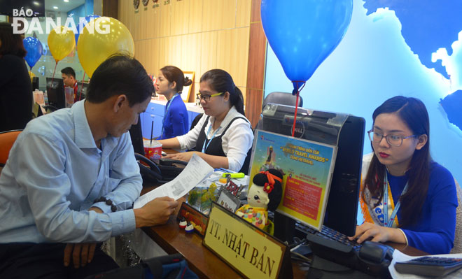 A client learning about Tet tours offered by a local travel agent.