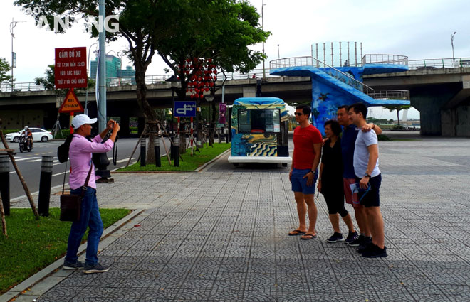 Theo Sở Du lịch, đến năm 2020 Đà Nẵng cần trên 6.000 hướng dẫn viên du lịch và 3.200 lao động làm việc ở khối-điểm du lịch. TRONG ẢNH: Hướng dẫn viên du lịch đang chụp ảnh cho du khách.