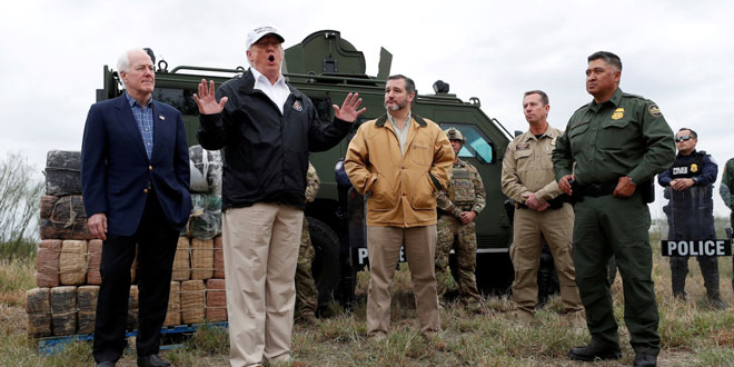 Tổng thống Mỹ Donald Trump (thứ hai, từ trái sang) đến bờ sông Rio Grande trong chuyến thị sát biên giới Mỹ - Mexico ngày 10-1. Ảnh: Reuters