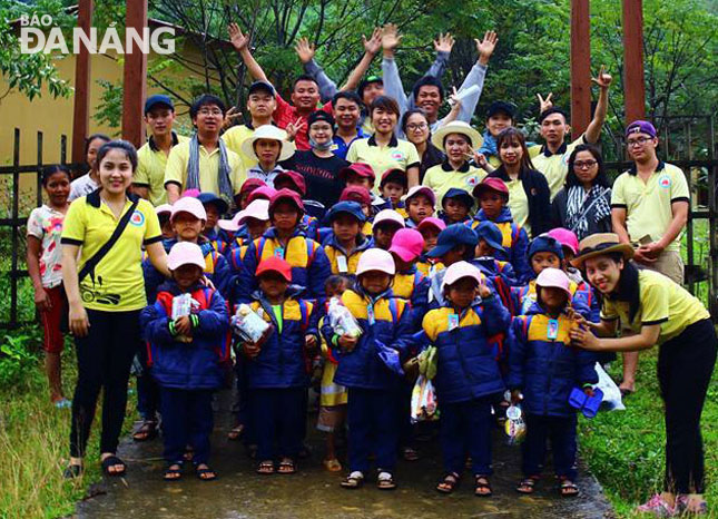 Câu lạc bộ Khát vọng trẻ đến thăm và tặng quà cho trẻ em Trường tiểu học và THCS Thượng Hóa (Quảng Bình). (Ảnh do CLB cung cấp)