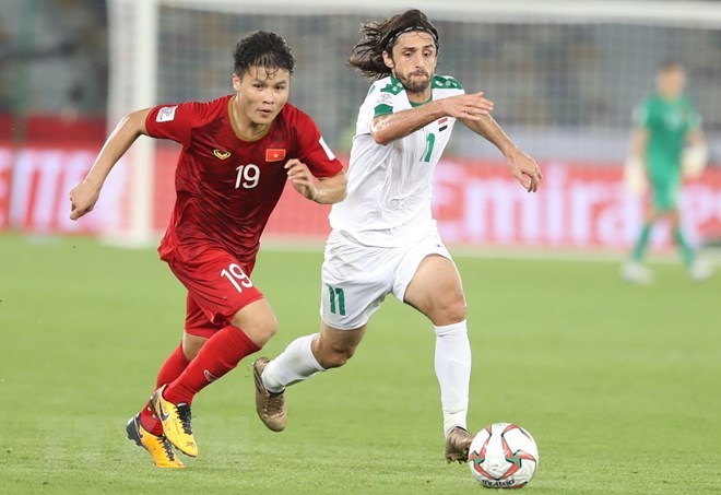 Vietnamese midfielder Nguyen Quang Hai (L) at the match against Iraq 