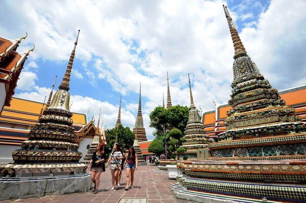 Visitors to a temple in Bangkok, Thailand (Photo: Xinhua/VNA)