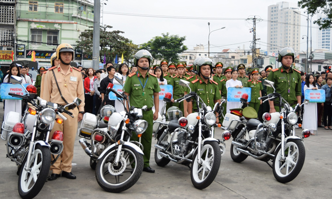 Các lực lượng chức năng của quận Hải Châu ra quân bảo đảm an toàn giao thông năm 2019 và Tết Kỷ Hợi. Ảnh: HOÀNG HIỆP