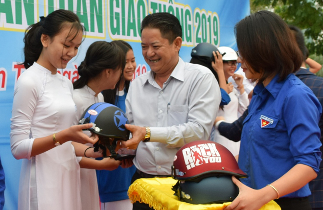 Phó Chủ tịch UBND quận Sơn Trà Nguyễn Thành Nam trao tặng 150 mũ bảo hiểm cho các học sinh tại lễ ra quân.