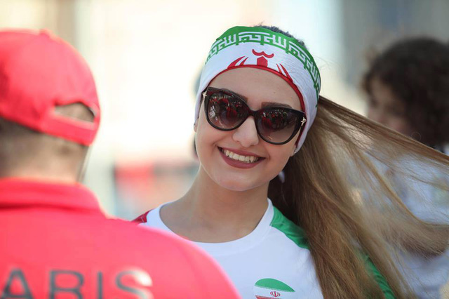 Nữ cổ động viên xinh đẹp của đội tuyển Iran