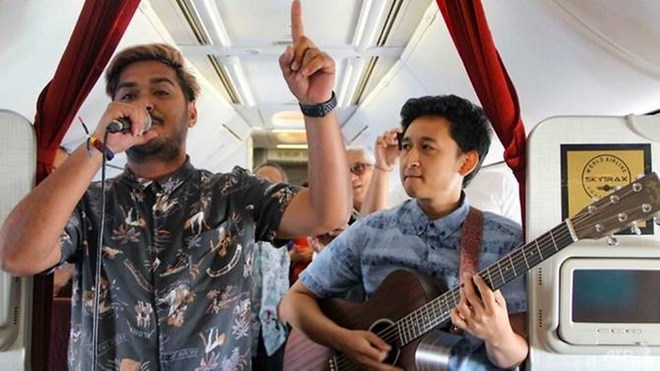 Artists perform on a Garuda Indonesia flight from Jakarta to Bali (Photo: AFP)