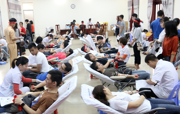 Các bạn trẻ tham gia hiến máu tình nguyện.