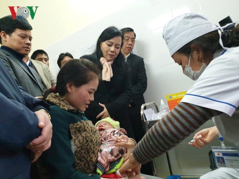 Bộ trưởng Y tế kiểm tra tiêm chủng tại xã Phú Nghĩa- Chương Mỹ- Hà Nội.
